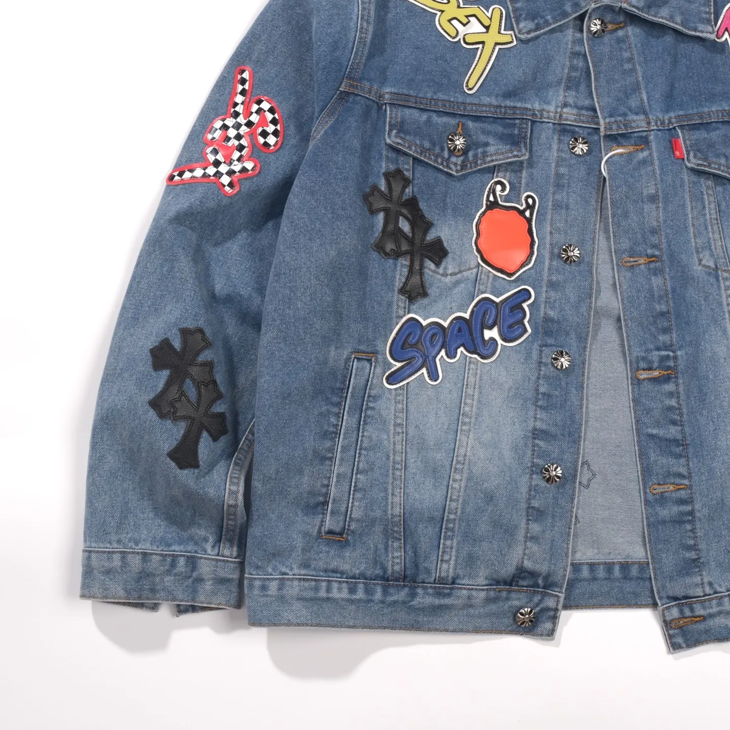 P350 ChromeHearts/Cro Hearts Cartoon Letter Chapter Cross Piece Leather Denim Jacket If you are obsessed with ChromeHearts, you can check it out. The same style for celebrities. Chrome Hearts is a very representative shirt jacket. The upper body of both men and women is really amazing, and it is also the same style as Yu Shuxin Angelababy! Recommended loose style for girls, super sweet! As soon as you go out, you will turn heads‼ ️This jacket is really eye-catching (the same style of pants is available) Color: light blue Size: S M L XL